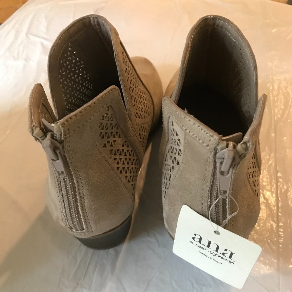 Light Stone a.n.a  Size 9 Ladies western cowboy booties with tag